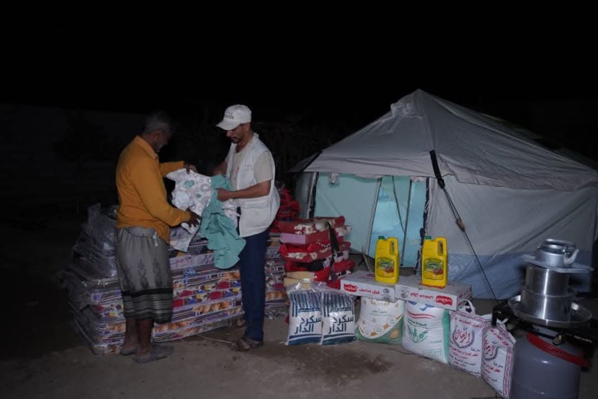 خلية الأعمال الإنسانية تقدم مساعدات عاجلة لعائلة نازحة بعد حريق منزلها في تعز