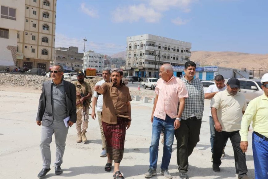 محافظ حضرموت يتفقد مشروع توسعة خور المكلا ويؤكد على ضرورة تسريع إنجاز الطرق الجانبية
