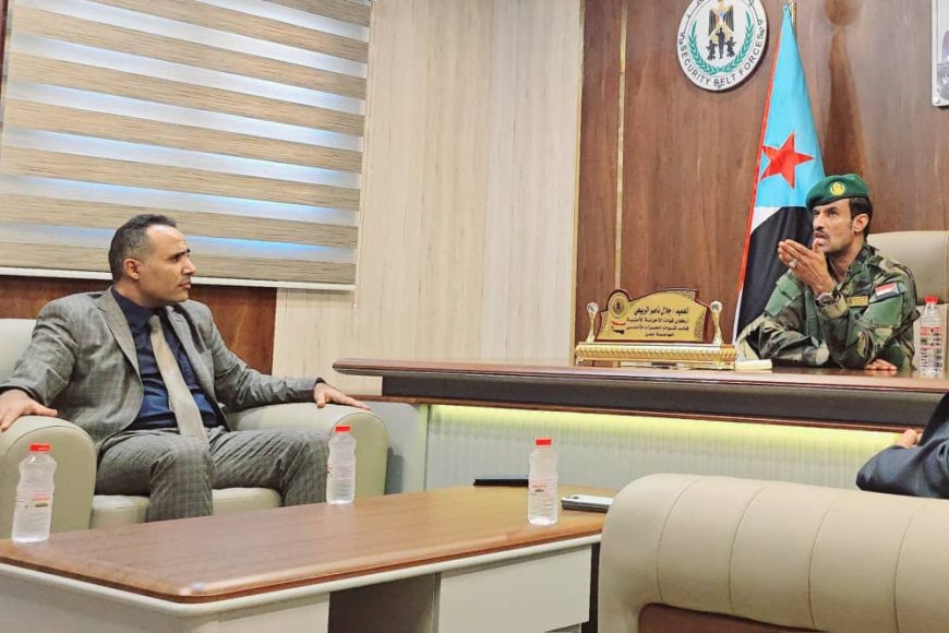 وكيل وزارة الإدارة المحلية يلتقي قائد قوات الحزام الأمني بعدن لبحث عدد من القضايا الأمنية والوطنية