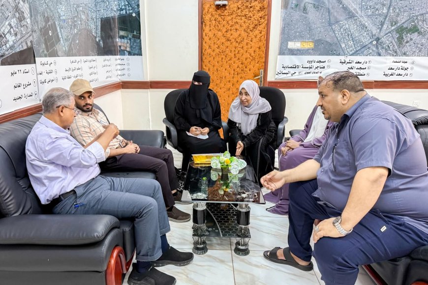 راشد وبن جرادي يناقشان آلية عمل صندوق النظافة في السوق الشعبي للنساء بصيرة