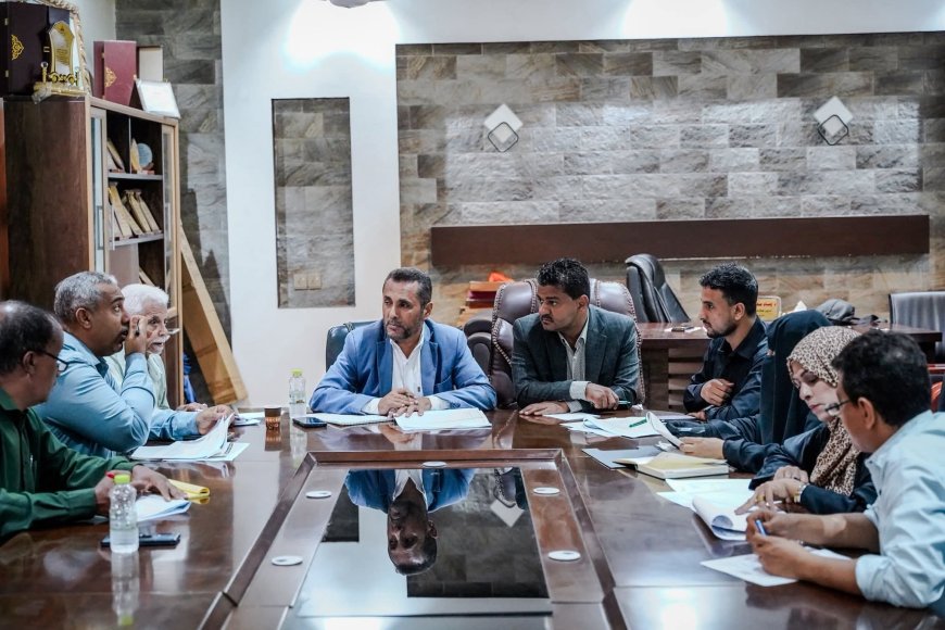 وكيل عدن يناقش سير تنفيذ مشاريع مديرية الشيخ عثمان ويؤكد أهمية تعزيز التنسيق لضمان نجاح خطط التنمية