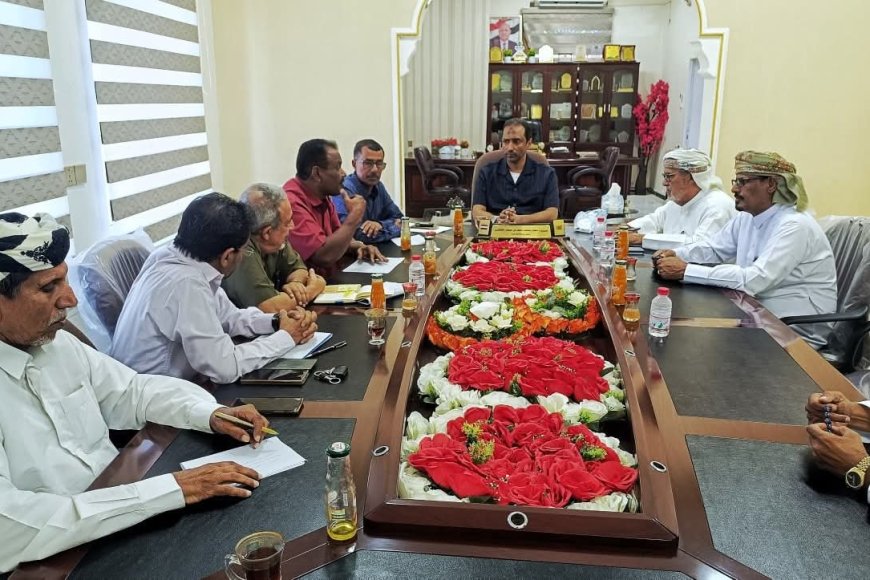 الوكيل الجعفري يناقش تحديات مشروع شبكات مياه مناطق ضواحي مديرية الغيضة ويؤكد ضرورة الإسراع في استكماله