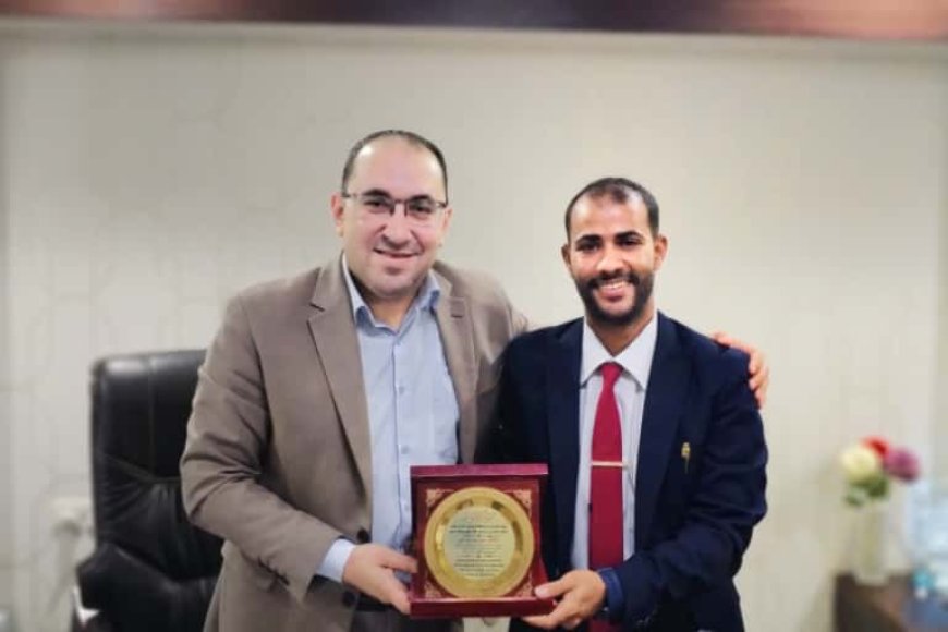 الفنان أبو أحمد بن غديد يكرم الدكتور إيهاب سعد عبدالنبي تقديرًا لعطائه الطبي والإنساني