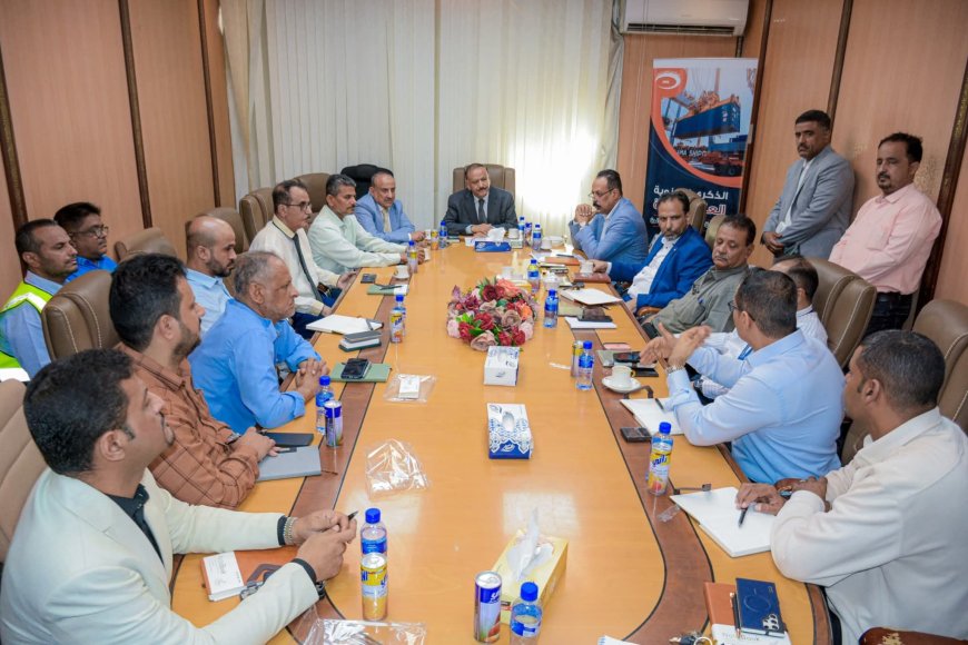 وزير النقل يتفقد سير نشاط محطة الحاويات و يرأس اجتماعاً مع قيادات الجهات العاملة فيه