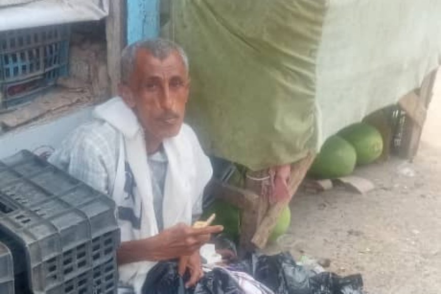 رحلة كفاح شاب معاق من لحج إلى الشيخ عثمان بحثًا عن حياة كريمة