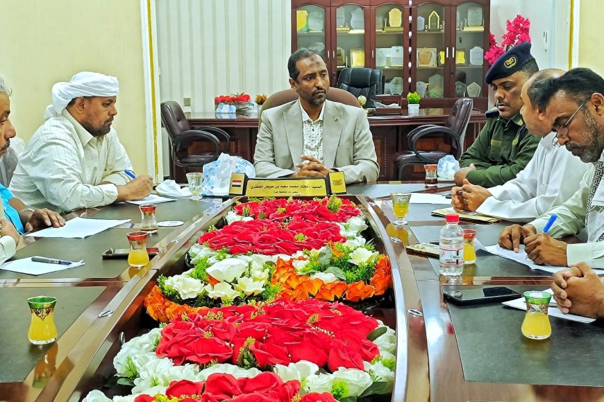 الوكيل الأول للمهرة يترأس اجتماعًا لتعزيز الرقابة على الأسواق وضبط الأسعار