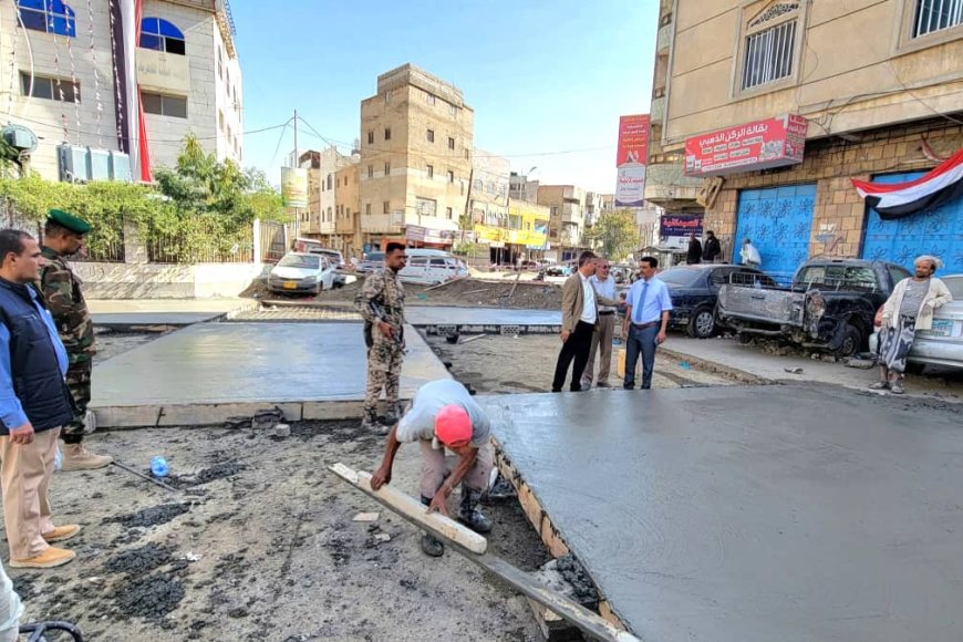مدير عام «القاهرة» يتفقد أعمال الصب الخرساني في شارع طلحة أمام مبنى مؤسسة الكهرباء