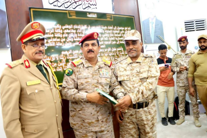 كلية الدفاع الوطني تمنح اللواء الركن حسين بن عتيق درجة الزمالة عن بحث تطوير الأكاديمية العسكرية العليا