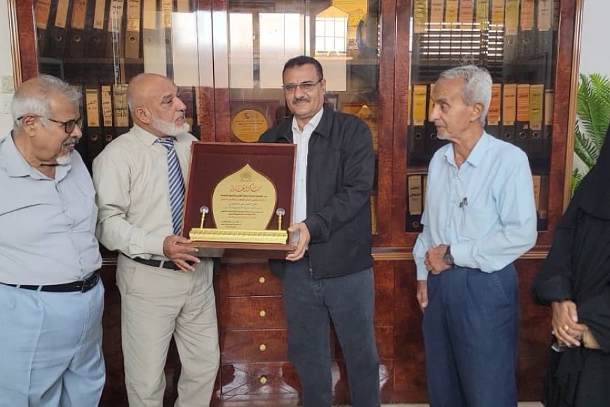 مدير عام المنصورة يتسلم درعاً تكريمياً من الجمعية الوطنية للبحث العلمي والتنمية المستدامة.