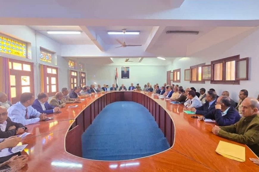 المكتب التنفيذي بتعز يستنكر استهداف محافظ المحافظة ويناقش تقارير خدمية.