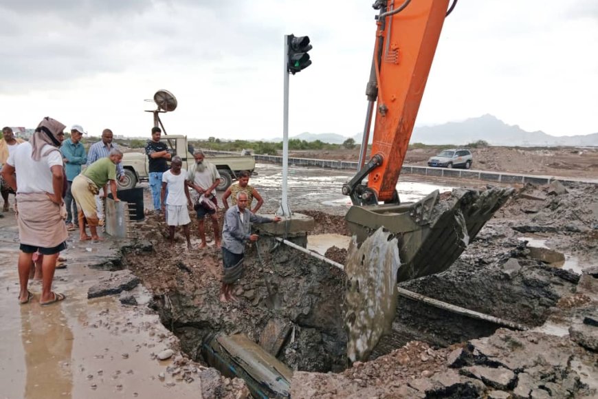 فرق صيانة مؤسسة مياه عدن تباشر إصلاح كسر في خط ضخ رئيسي بجولة كالتكس