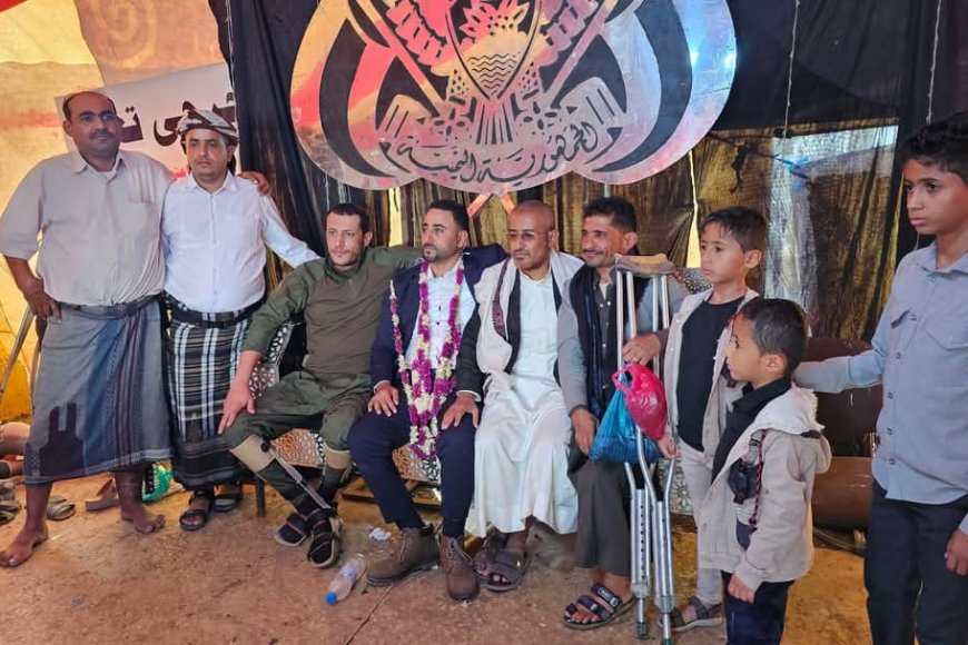 تعز.جرحى الجيش يحتفلون بزفاف زميلهم الجريح هيثم الشرعبي داخل خيمة الاعتصام أمام مبنى المحافظة