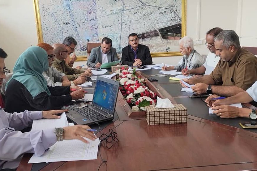 وكيل عدن &quot;الزامكي&quot; يناقش مستوى تنفيذ مشاريع البرنامج الإستثماري بمديرية المنصورة.