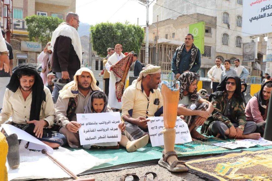 تعز .جرحى الجيش يؤدّون صلاة الجمعة في ساحة الاعتصام ويجددون موقفهم الثابت: حقوقنا لن تسقط بالتجاهل