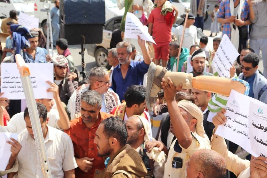 تعز ..جرحى الجيش يؤدّون صلاة الجمعة في ساحة الاعتصام ويجددون موقفهم الثابت: حقوقنا لن تسقط بالتجاهل.