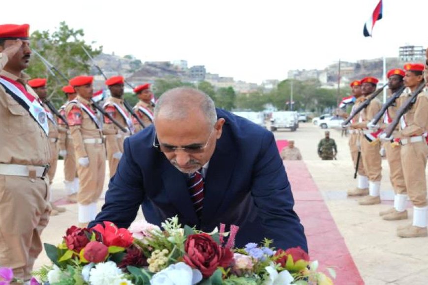 بالصور الزُبيدي يحيي ذكرى الاستقلال بإكليل وفاء على نصب شهداء الجنوب!