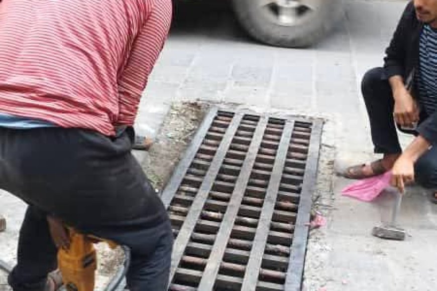 تعز..أشغال «القاهرة» تستبدل شبك فتحات تصريف مياه الأمطار في عدد من شوارع المديرية