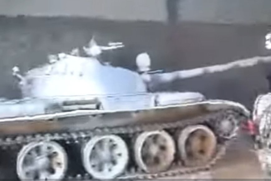 عاجل.. فيديو يوثّق سيطرة قوات الانتقالي داخل لواء 37 مدرع  بالخشعة في حضرموت