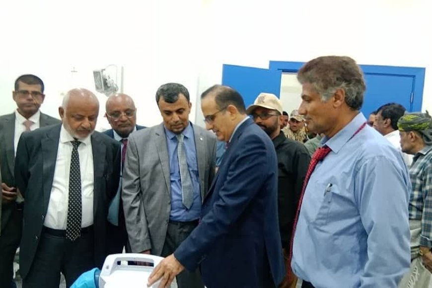 وزير الصحة ومحافظ الحديدة يطلعان على مستوى التجهيزات في مستشفى محمد بن زايد بالخوخة
