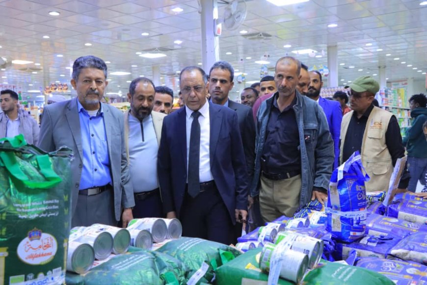 وزير الصناعة والتجارة يتفقد مكتب الوزارة في مأرب وينفذ زيارة ميدانية للرقابة على الأسواق 