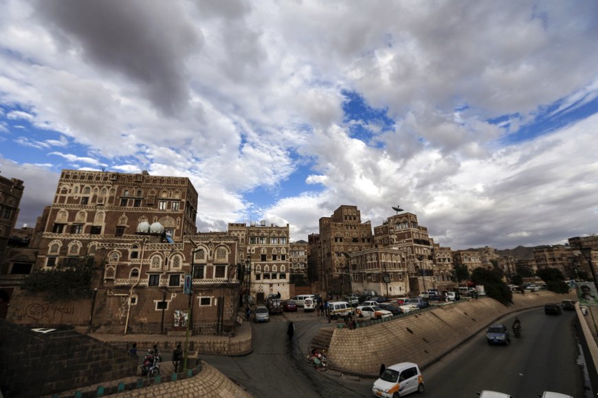 الكشف عن مغادرة وفد حوثي برفقة وفد عماني وعدد من البحّارة المفرج عنهم من صنعاء إلى مسقط