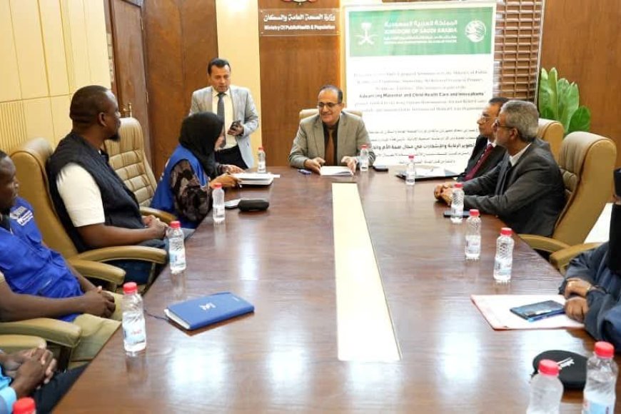 وزير الصحة يبحث مع الهيئة الطبية الدولية تعزيز التدخلات الصحية ويتسلم سيارتي إسعاف