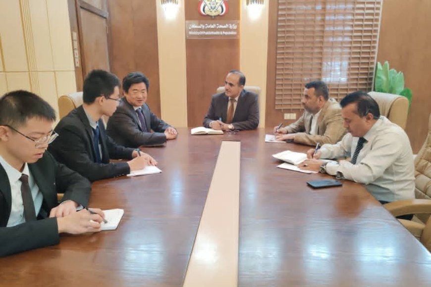 وزير الصحة يبحث مع السفير الصيني تعزيز التعاون في المجال الصحي