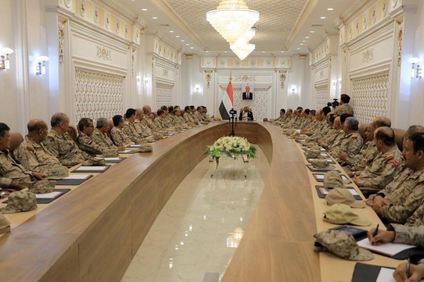عضو مجلس القيادة العرادة يترأس اجتماعاً موسعاً للقيادات العسكرية في مأرب