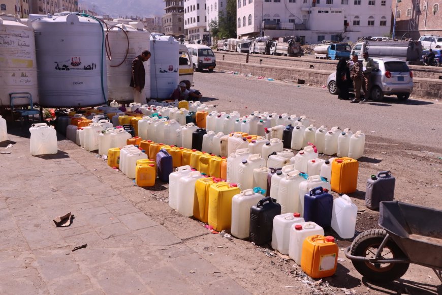 مؤسسة أفق تدشن مشروع سقيا الماء للنازخين والاسر على خطوط النار في تعز