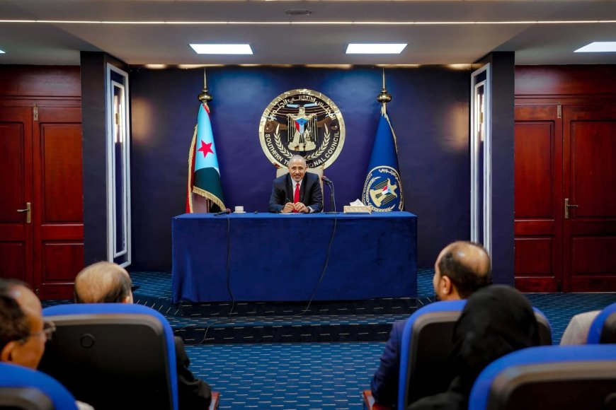 بعد الاحداث المتسارعة في المحافظات الجنوبية.. اللواء الزُبيدي يعقد اجتماعًا موسعًا بقيادات المجلس الانتقالي الجنوبي.. تفاصيل