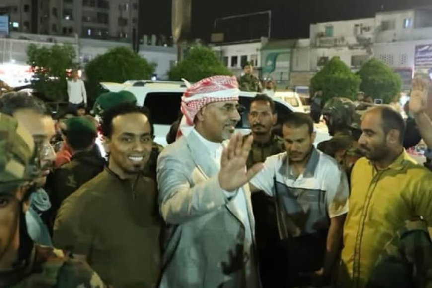 بالفيديو والصور.. لحظة وصول رئيس الانتقالي (الزبيدي) إلى ساحة العروض بعدن