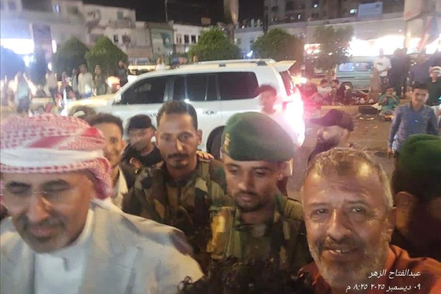 بالفيديو والصور.. لحظة وصول رئيس الانتقالي (الزبيدي) إلى ساحة العروض بعدن