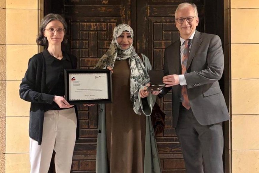 السفيرة الفرنسية لدى اليمن تُكرّم فتحية المعمري بالجائزة الفرنسية الألمانية لحقوق الإنسان