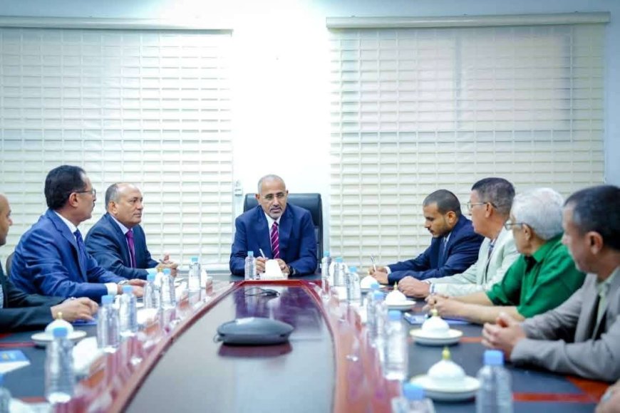 نائب رئيس مجلس القيادة الرئاسي عيدروس قاسم الزُبيدي، يتفقد سير العمل بوزارة الصناعة والتجارة