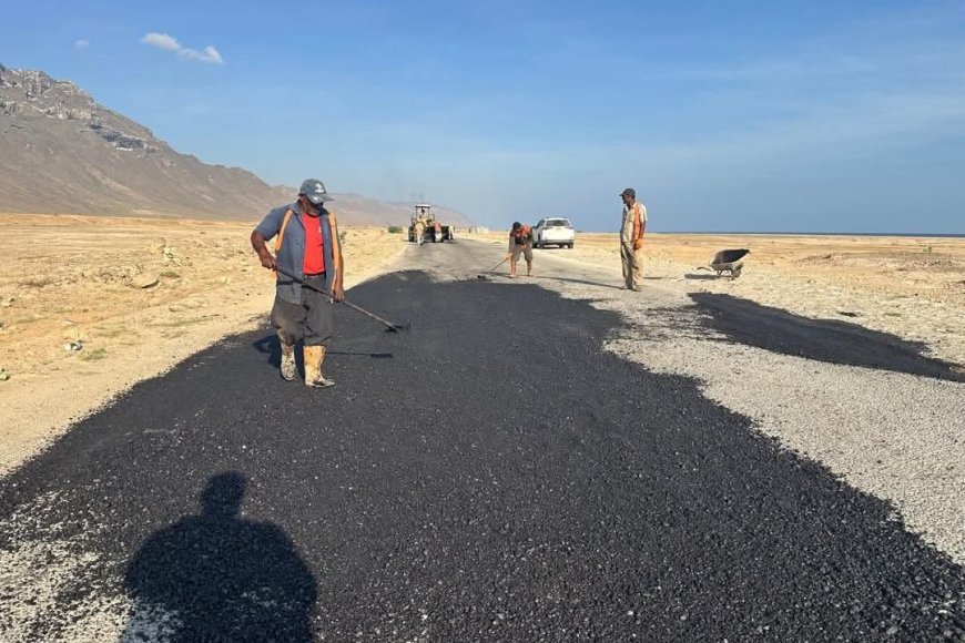 الطرق والجسور بالمهرة تنفذ أعمال ترميم لطريق الغيضة – حوف المتضرر من الأمطار