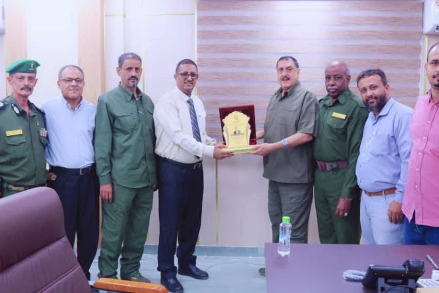 مدير أمن العاصمة عدن يكرّم المدير العام لمؤسسة مطابع الكتاب المدرسي تقديرًا لجهوده في طباعة السجلات الأمنية.