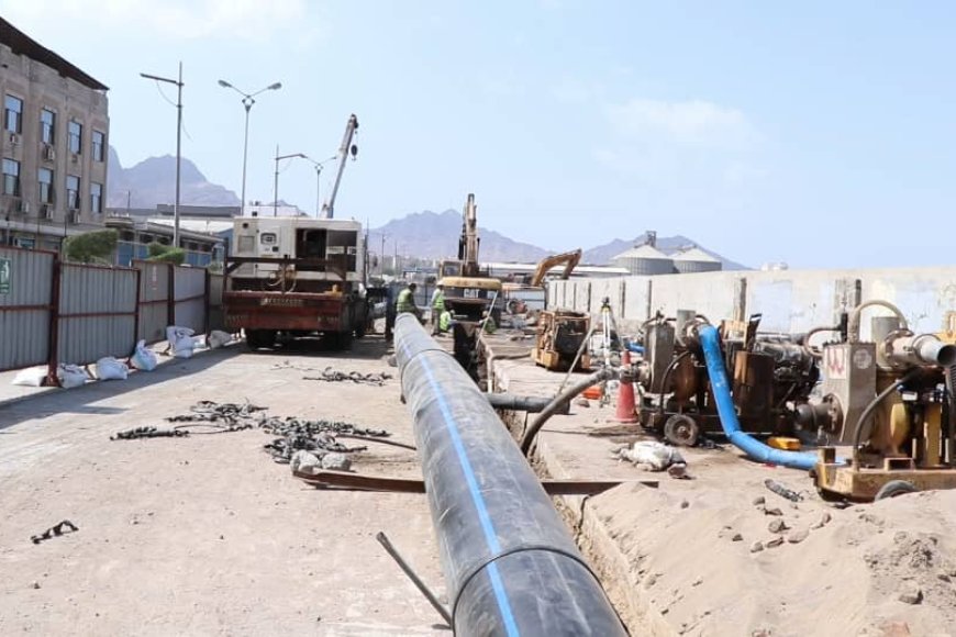 مؤسسة مياه عدن تتسلم موقع مشروع إعادة تأهيل خط توزيع مياه التواهي من الجهة المنفذة