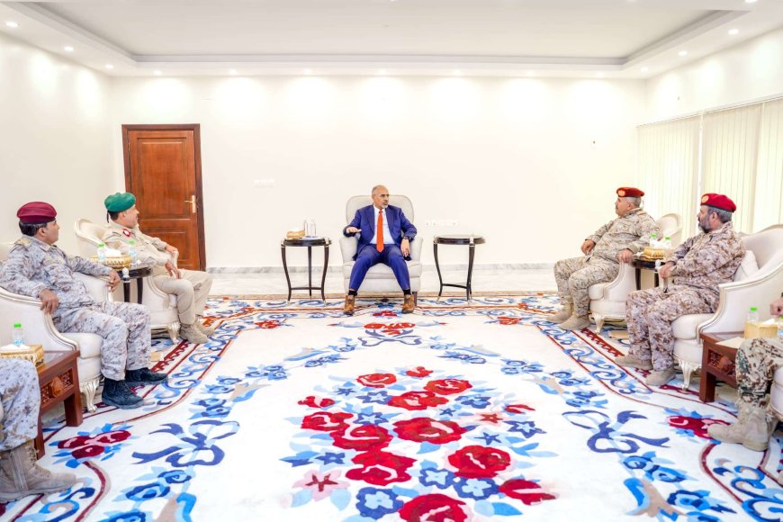 بعد لقائه بقيادات عسكرية ميدكبيرة.. الزبيدي يوجه برفع الجاهزية القتالية للمعركة الفاصلة (تفاصيل)