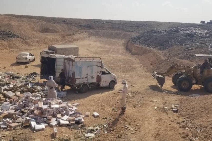 مكتب الصناعة والتجارة بالمهرة يتلف أربعة أطنان من مواد غذائية منتهية الصلاحية 