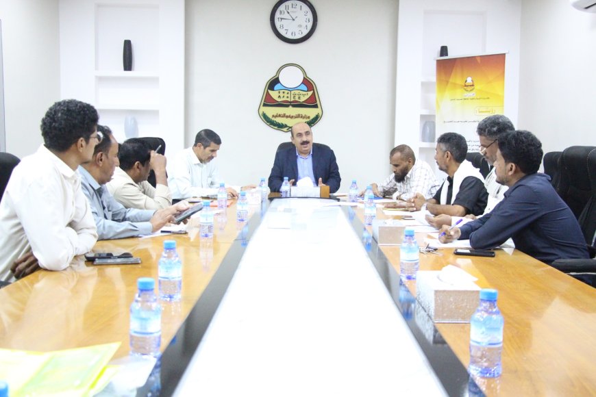 المدير باعباد يناقش مقترح خطة المشاريع خلال العام القادم الجديد 2026 م بمناطق تجمع وادي حجر*