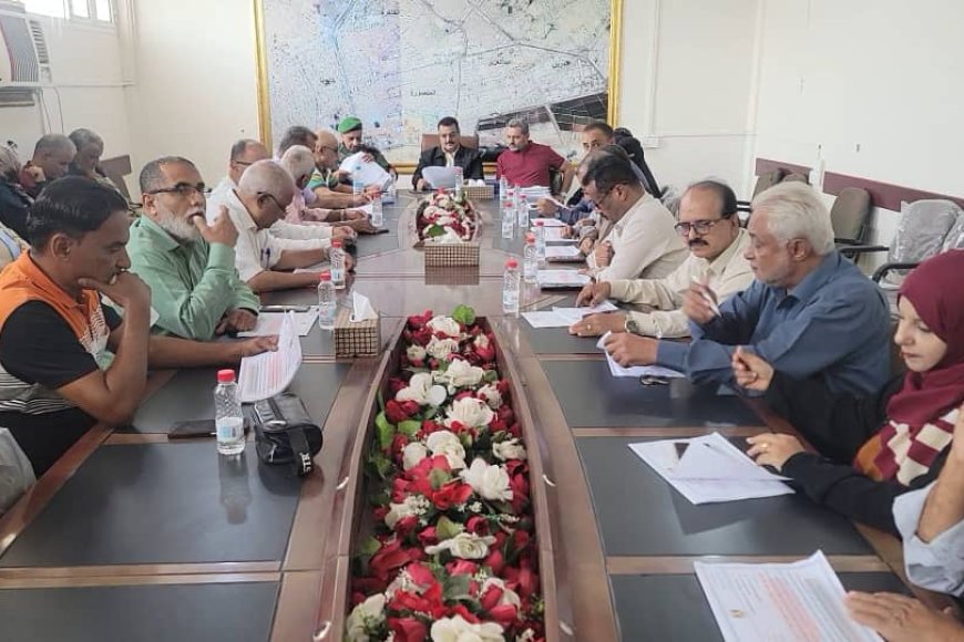 خلال ترأسه إجتماعاً للمكتب التنفيذي للمديرية ..مدير عام المنصورة يناقش أداء مكتب الأشغال العامة للفترة الماضية ويكرم لجنة مجلس الأباء