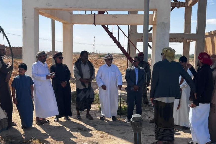 المهرة..وكيل الشؤون الفنية يتفقد مشروع مياه ضواحي الغيضة عقب استئناف الضخ التجريبي