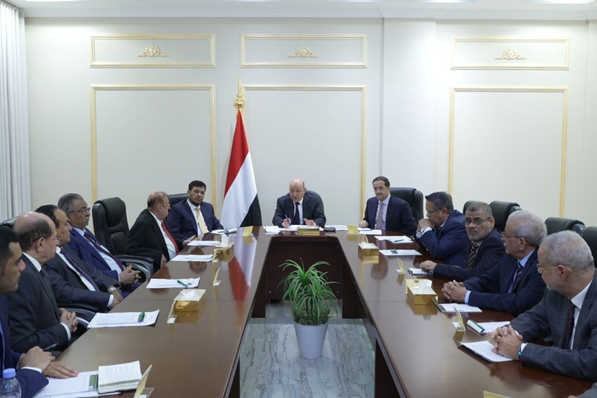 برئاسة العليمي.. مجلس الدفاع الوطني اليمني يعلن (الاستنفار) ويقرر إخراج قوات الانتقالي من حضرموت والمهرة