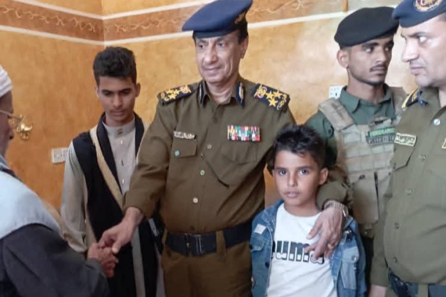 بتكليف رئاسي.. مدير عام شرطة محافظة تعز يزور أسر الشهداء والجرحى ويؤكد ضبط المتورطين في الحادث الإجرامي