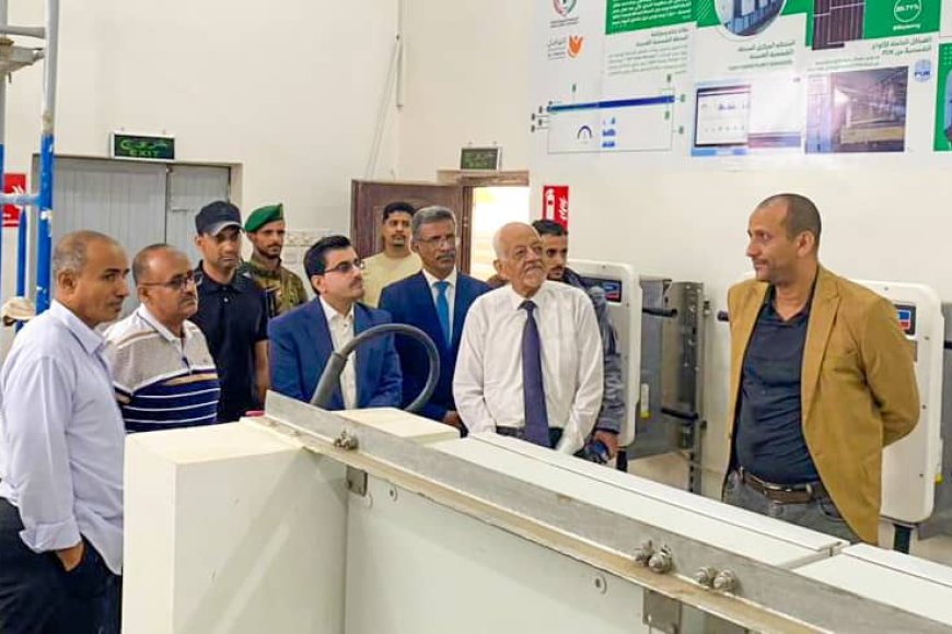 نائب وزير المياه يطلع على المراحل النهائية لمشروع محطة الطاقة الشمسية في حقل بئر ناصر