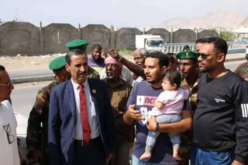 باتيس يتفقد أضرار الضربة الجوية السعودية على ميناء المكلا وما خلفته من أضرار على الأحياء السكنية المجاورة باتيس يتفقد أضرار الضربة الجوية السعودية على ميناء المكلا وما خلفته من أضرار على الأحياء السكنية المجاورة