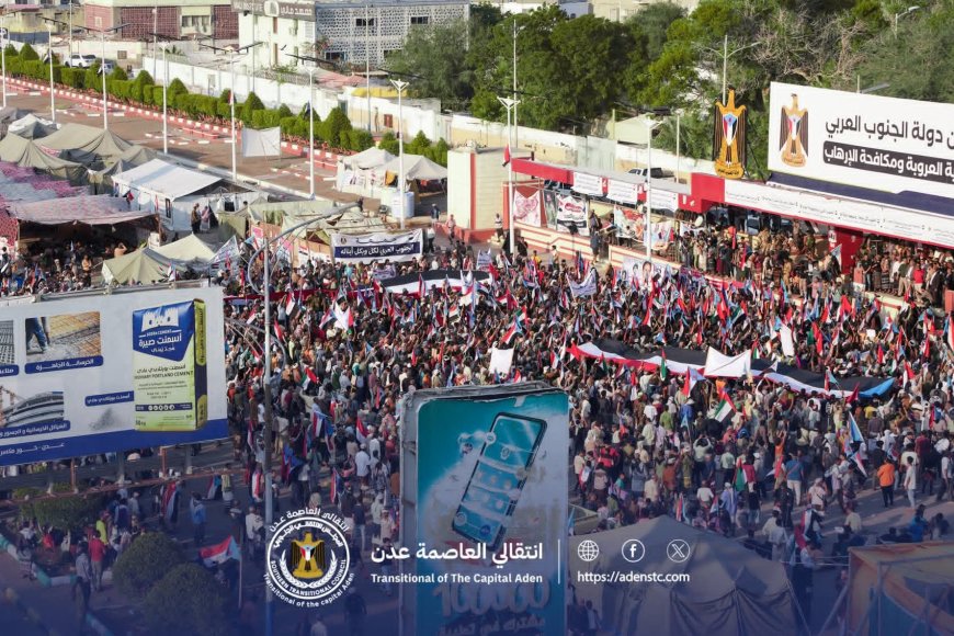 حشود أبين تصل ساحة الاعتصام المفتوح بالعاصمة عدن للمطالبة بإعلان دولة الجنوب العربي