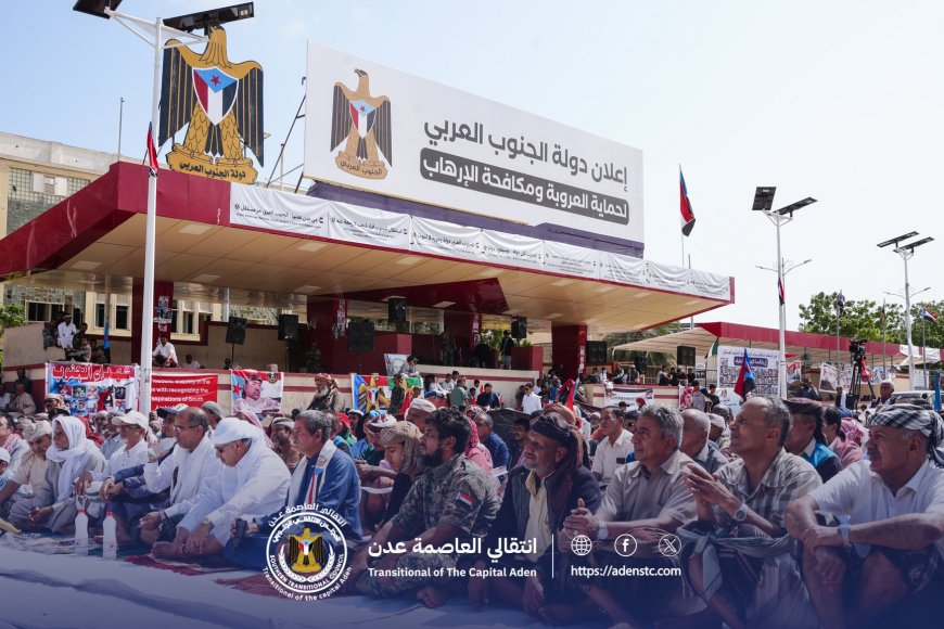 جماهير الجنوب تؤدي صلاة جمعة الوفاء للحليف الصادق في ساحة العروض بالعاصمة عدن