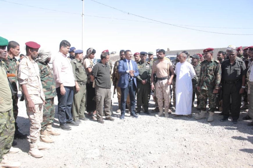  يشدد على اضطلاع الأجهزة الأمنية والعسكرية بواجباتها في حفظ الأمن وتطبيع الحياة العامة ويشيد بتكاتف أبناء المحافظة 
