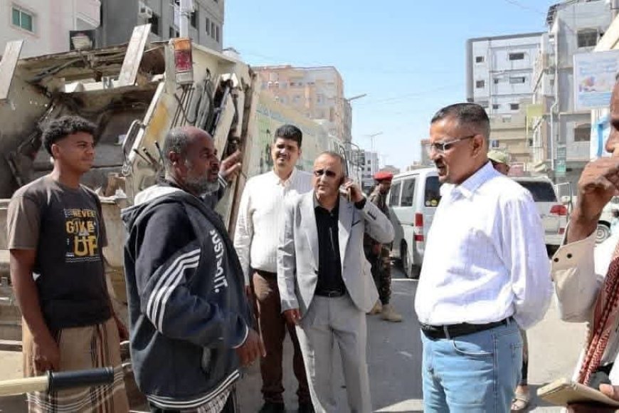 المكلا..الأمين العام لمحلي حضرموت يشدد على مواصلة جهود عمال ومهندسي النظافة بشوارع عاصمة المحافظة